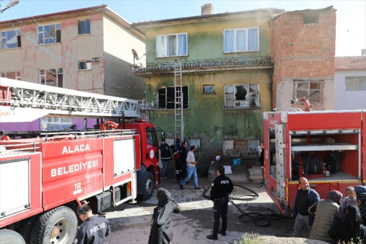 Çorum'da bir evde çıkan yangında 3 kişi dumandan etkilendi