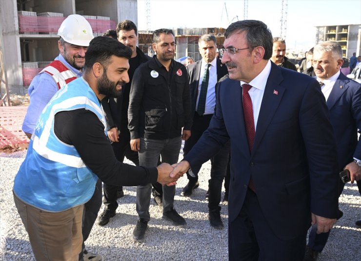 Cumhurbaşkanı Yardımcısı Yılmaz, Malatya'da yapımı süren deprem konutlarını inceledi: