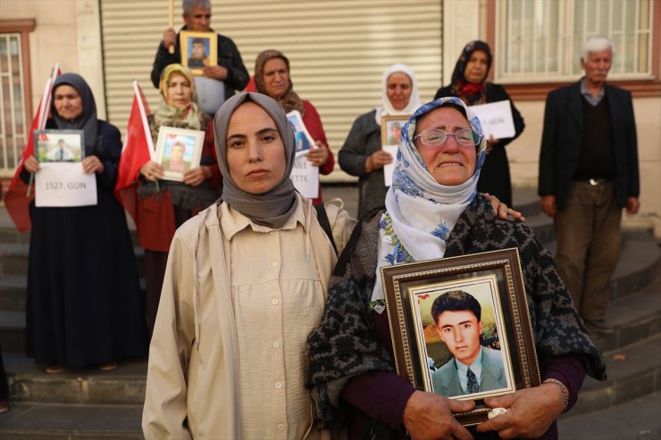 Diyarbakır annelerinin evlat nöbetine bir aile daha katıldı