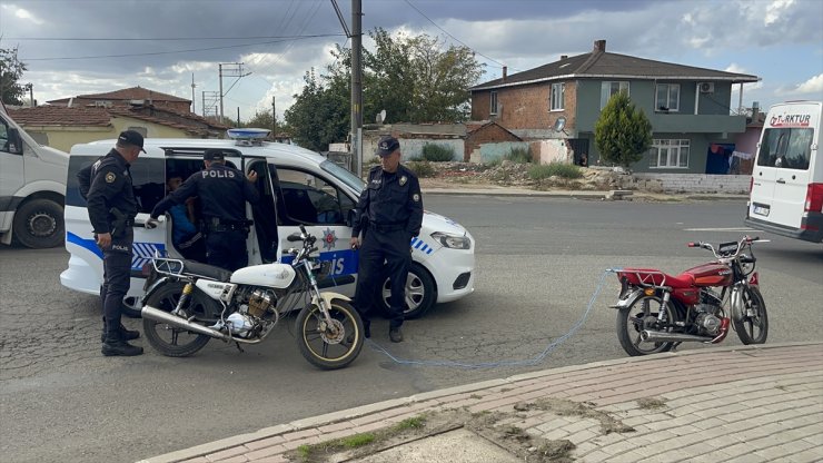 Tekirdağ'da çaldıkları motosikleti çalıştıramadıkları için iple çekerek götüren zanlılar yakalandı