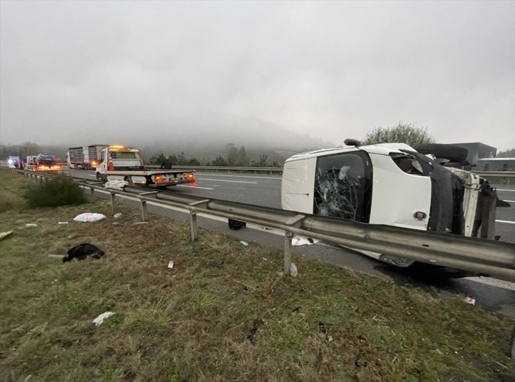 Anadolu Otoyolu'nda iki otomobilin karıştığı kazada 6 kişi yaralandı