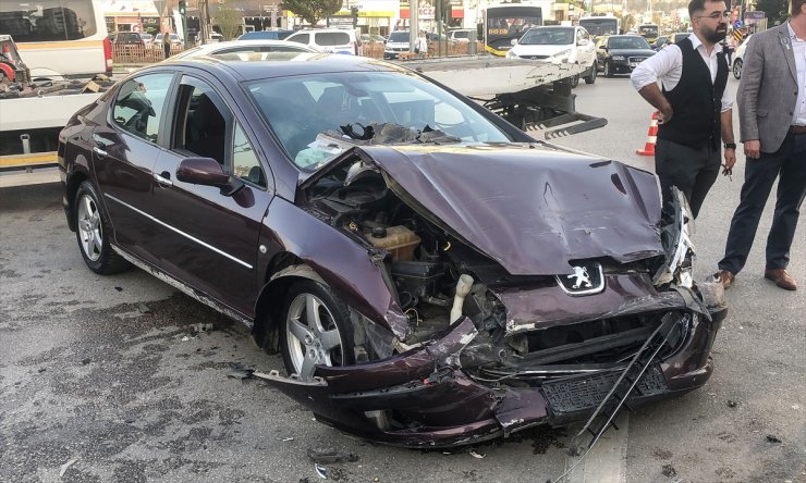 Bursa'da ambulansla otomobilin çarpıştığı kazada 2 kişi yaralandı