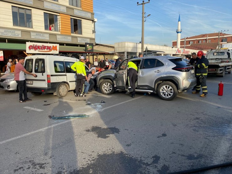 Düzce'de cipin panelvana çarptığı kazada 4 kişi yaralandı