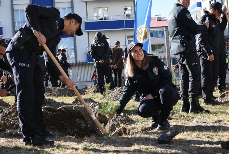 Erzurum'da polisler minik öğrencilerle 550 fidan dikti