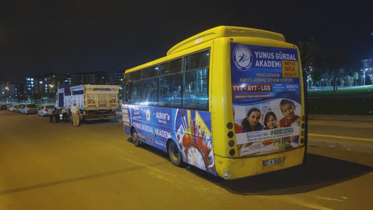 Gaziantep'te park halindeki kamyona çarpan otobüsteki 5 kişi yaralandı