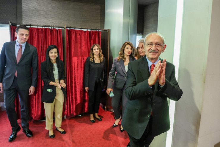 Kılıçdaroğlu, CHP Genel Merkez personeli ile vedalaştı