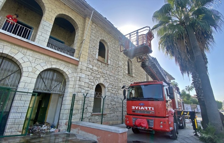 Mersin'de kullanılmayan okul binasında çıkan yangın söndürüldü