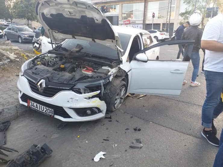 Ümraniye'de ticari taksi ile otomobilin çarpışması sonucu 1 kişi yaralandı