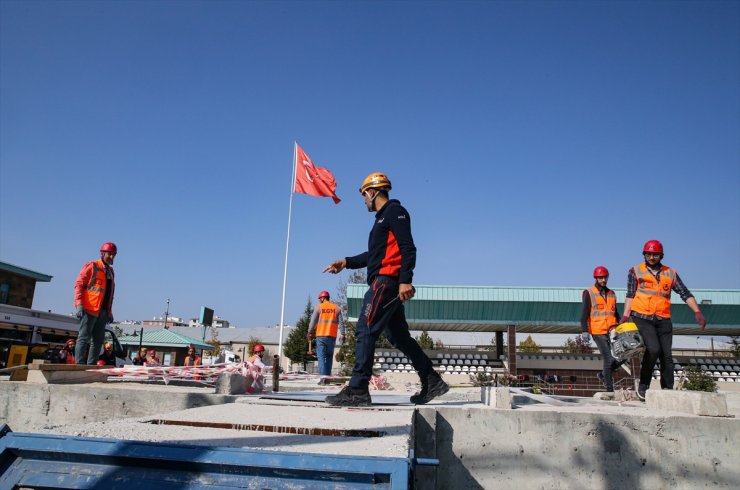 "Van depreminin kahramanları", Malatya ve Hatay'da da birçok kişiye umut oldu