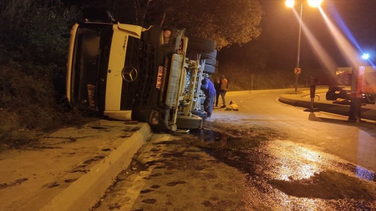 Beykoz'da virajı alamayan beton mikseri devrildi