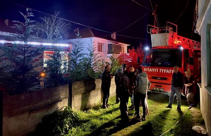 Düzce'de yangın çıkan müstakil ev kullanılamaz hale geldi