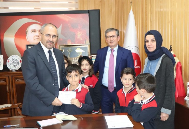 Elazığ'da ilkokul öğrencileri harçlıklarıyla Filistin'e yardım kampanyasına katıldı