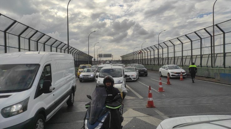 Haliç Köprüsü'nde devrilen otomobil trafik yoğunluğuna neden oldu