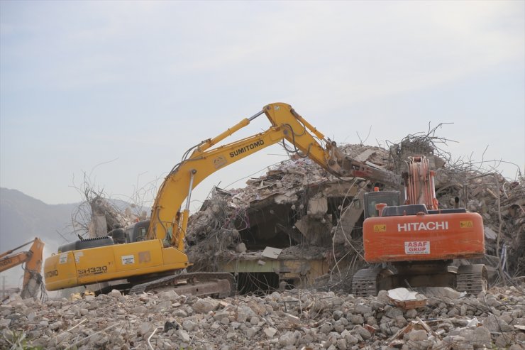 Hatay'da depremlerde ağır hasar alan 3 bina kontrollü yıkıldı