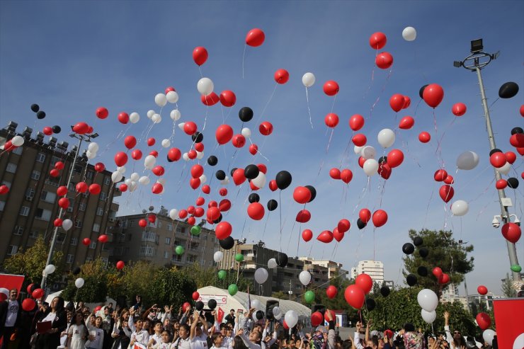 İsrail'in saldırılarında hayatını kaybeden Filistinli çocuklar için gökyüzüne balon bırakıldı