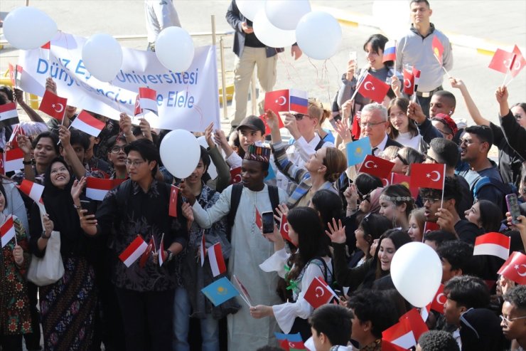 İzmir'deki yabancı öğrenciler Filistin için beyaz balonlar bıraktı