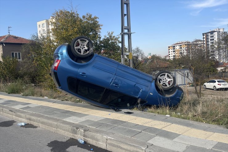 Kayseri'de devrilen otomobildeki anne ile 2 çocuğu yaralandı