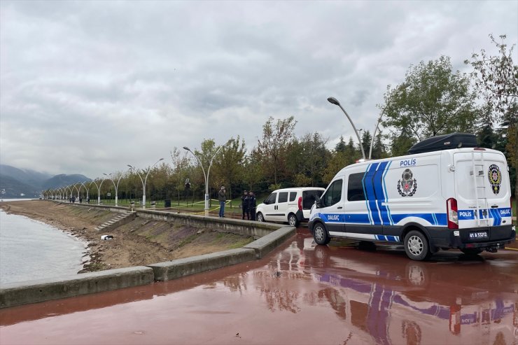 Kocaeli'de sahilde erkek cesedi bulundu