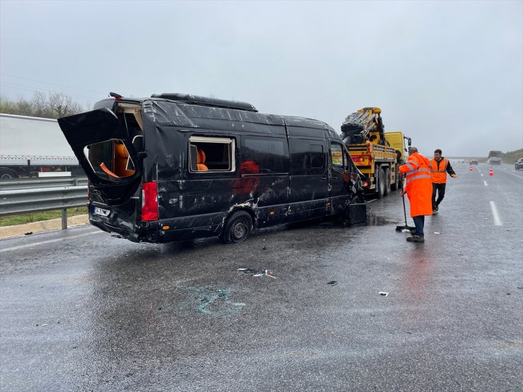 Kocaeli'de tur minibüsüyle otomobilin çarpıştığı kazada 5 kişi yaralandı