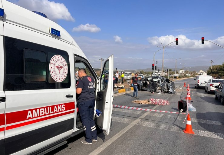 Milas'ta yolcu otobüsüyle otomobil çarpıştı, 1 kişi öldü, 3 kişi yaralandı