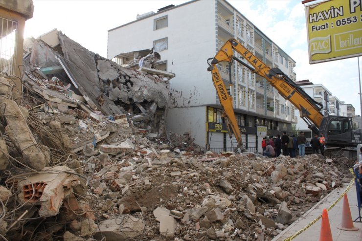 Batman'da kontrollü yıkılan binanın çökmesi sonucu yanındaki apartman hasar gördü