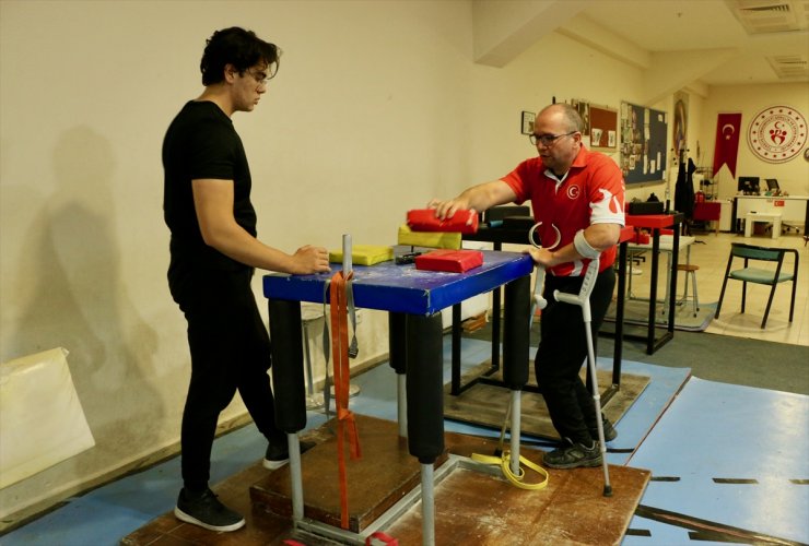 Bilek güreşinde 29 uluslararası madalya kazanan bedensel engelli sporcu, yeni şampiyonlar yetiştiriyor