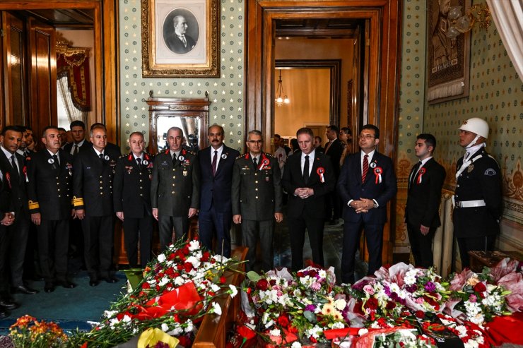 İstanbul Valisi Gül, Atatürk'ün hayata gözlerini yumduğu Dolmabahçe Sarayı'nı ziyaret etti