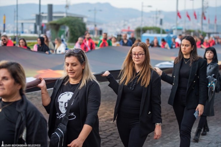 İzmir'de "Ata'ya Saygı Yürüyüşü" düzenlendi