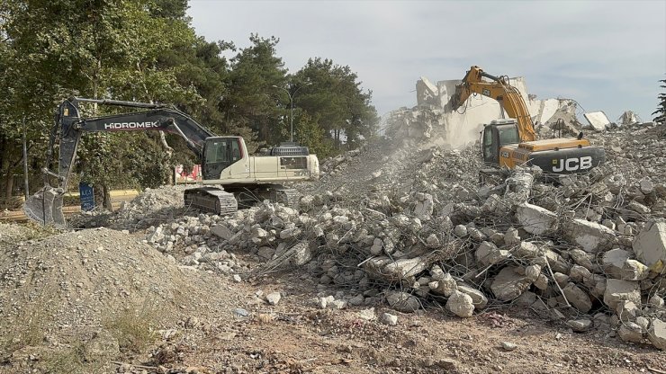 Kahramanmaraş'ta ağır hasarlı binaların yıkımı sürüyor