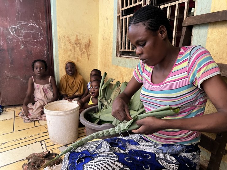 Kamerun'da temel gıda maddesi "manyok çubuğu" asırlardır sofraların vazgeçilmezi