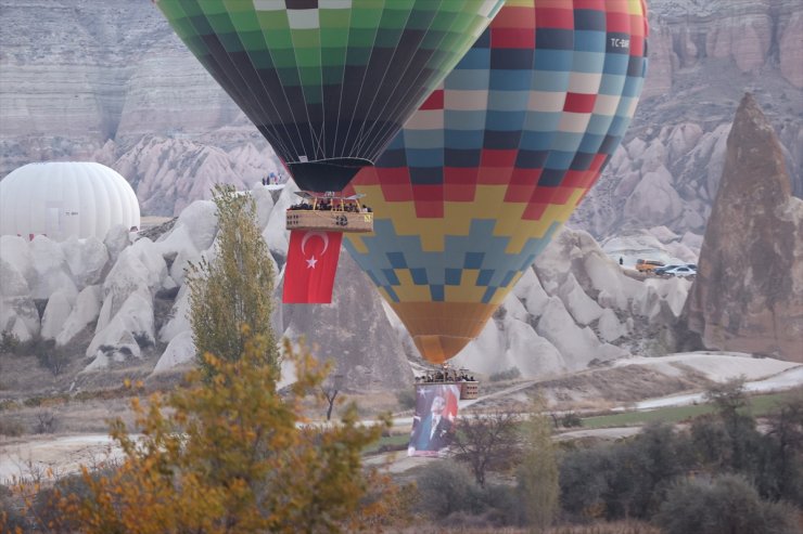 Kapadokya'da balonlar Türk bayrağı ve Atatürk posteriyle uçtu