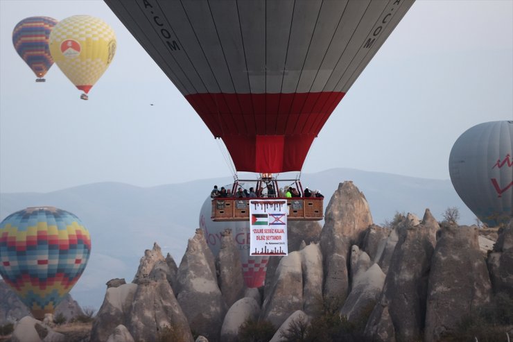 Kapadokya'da sıcak hava balonu İsrail'e tepki pankartıyla uçtu