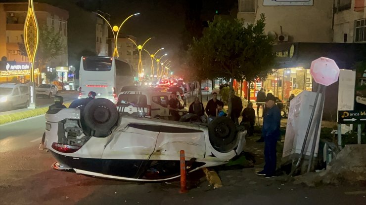 Kocaeli'de halk otobüsü ile otomobilin çarpıştığı kaza araç kamerasına yansıdı