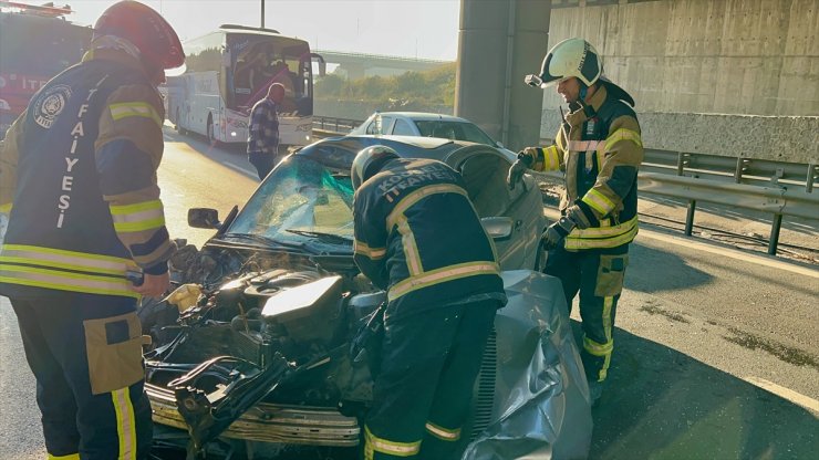 Kocaeli'de maden suyu yüklü tıra çarpan otomobildeki 3 kişi yaralandı