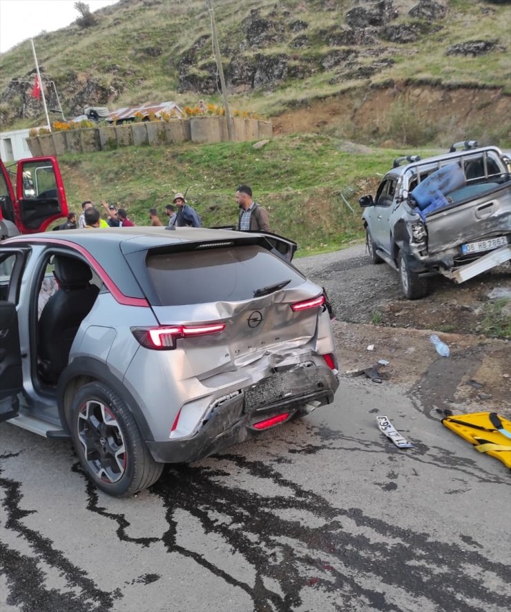 Bingöl'de kamyonun uygulama noktasındaki araçlara çarpması sonucu 6 kişi yaralandı