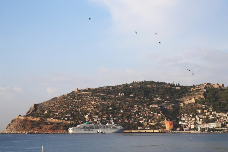 Kruvaziyer "Amadea" Alanya Limanı'na demirledi