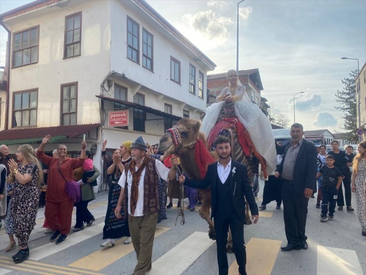 Sakarya'da düğün merasimi öncesi gelini deveye bindirip gezdirdiler