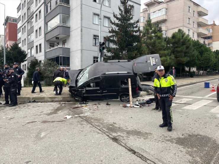 Samsun'da hafif ticari araç ile otomobil çarpıştı, 2'si polis 4 kişi yaralandı