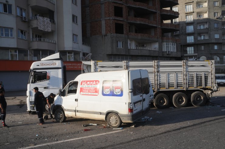 Şırnak'ta panelvanın kamyona çarpması sonucu 1 kişi öldü, 1 kişi yaralandı