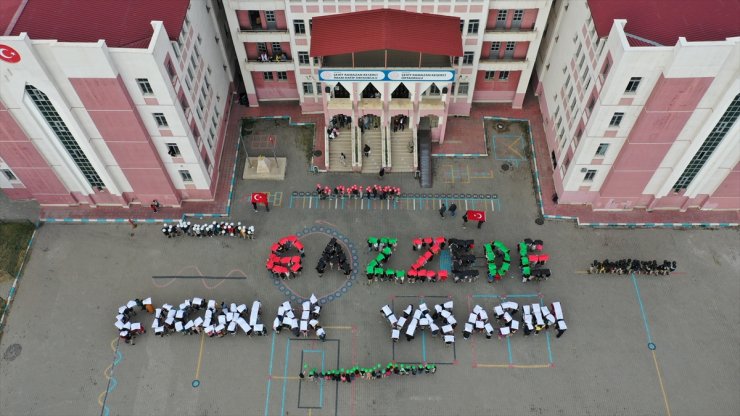 Van'da öğrenciler "Gazze'de Çocuklar Yaşasın" koreografisi oluşturdu