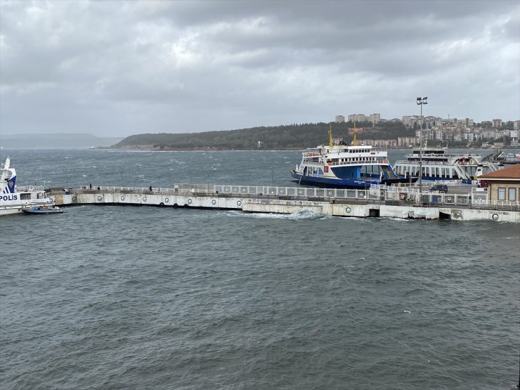 GÜNCELLEME - Çanakkale Boğazı'nda yerel feribot seferleri fırtınanın ardından yeniden başladı