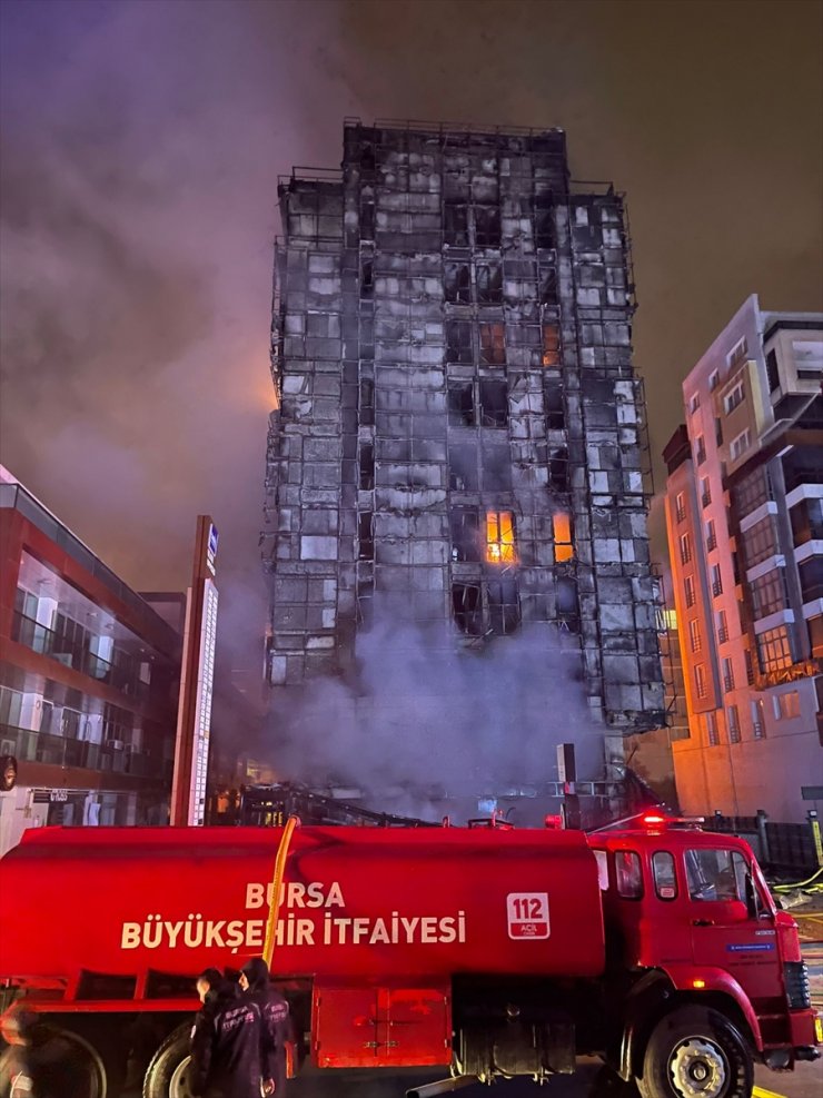 Bursa'da 10 katlı binada çıkan yangına müdahale ediliyor