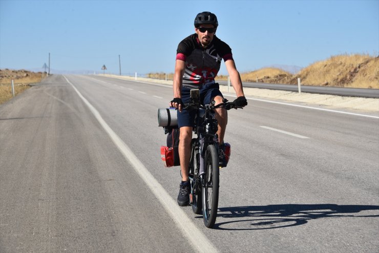 Depremde hayatını kaybeden sporcular anısına Antalya'dan Şanlıurfa'ya pedal çevirdi