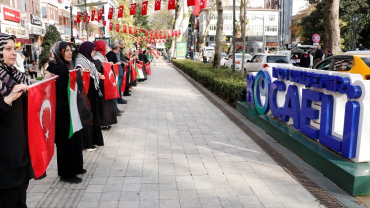 Kocaeli'deki "El Ele Gazze Şeridi" eyleminde 7 kilometrelik insan zinciri oluşturuldu