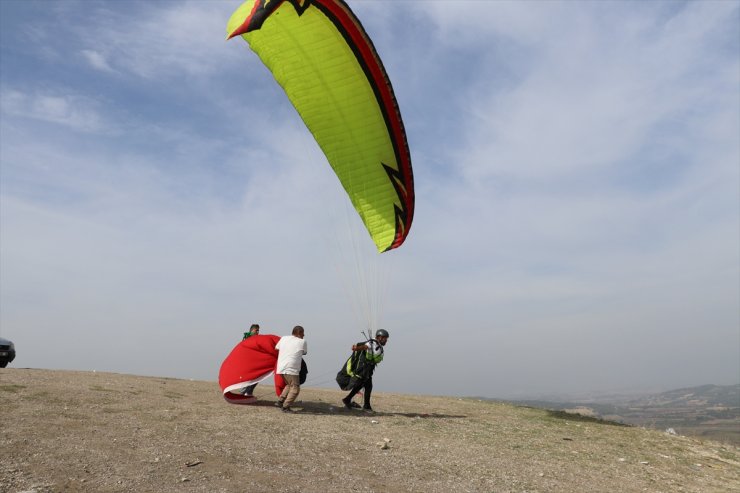 Adana'da yamaç paraşütü sporcusu Serdar Gülşen Filistin bayrağıyla atlayış yaptı