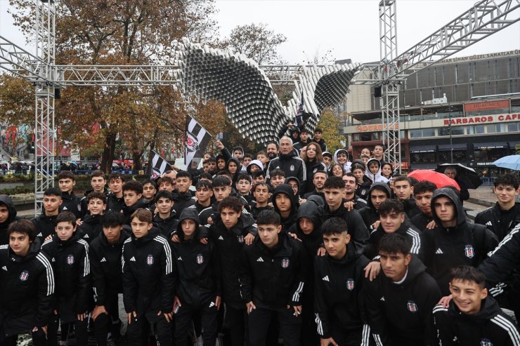 Beşiktaş Kulübü, İskele Meydanı'nda kartal heykeli açtı