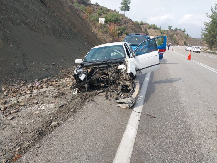 Burdur'da 3 otomobilin karıştığı kazada 5 kişi yaralandı