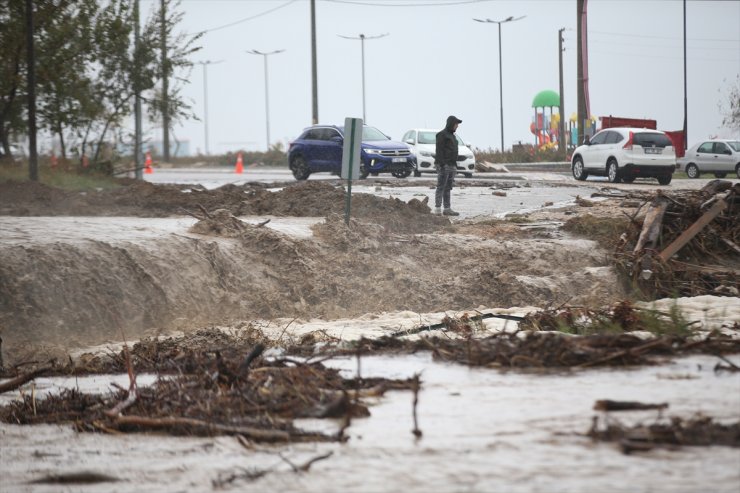 Çanakkale'de debisi yükselen Kepez Çayı taştı