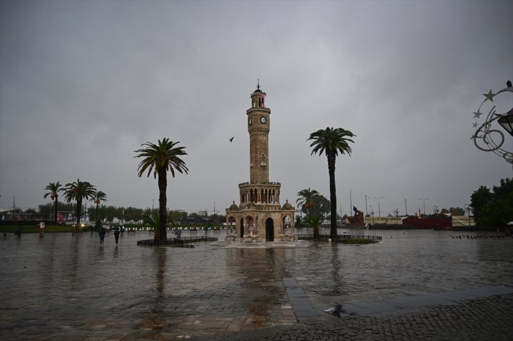 İzmir'de sağanak etkili oldu