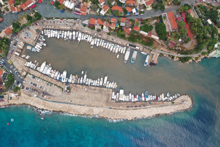 Kaş'ta yağmurun ardından denizin rengi değişti